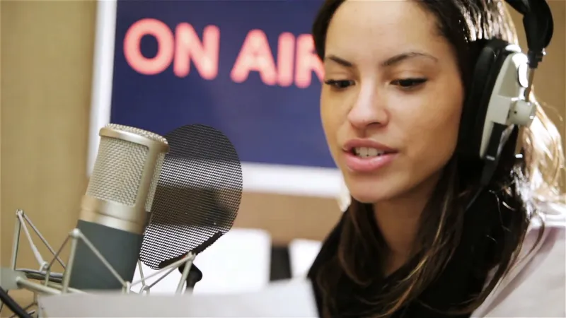 شاهد| صاروخ يدوي الصنع كاد أن ينهي حياه مذيعه على الهواء!