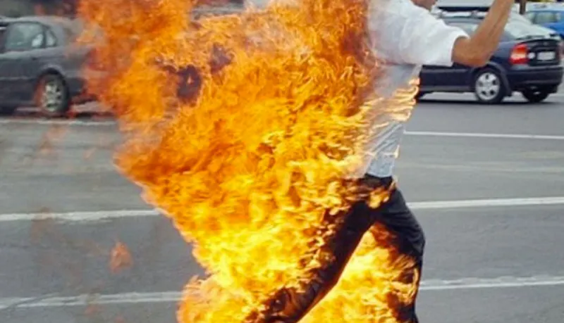 شاهد|احتفلوا بعيد ميلاد صديقهم بإشعال النار فيه 