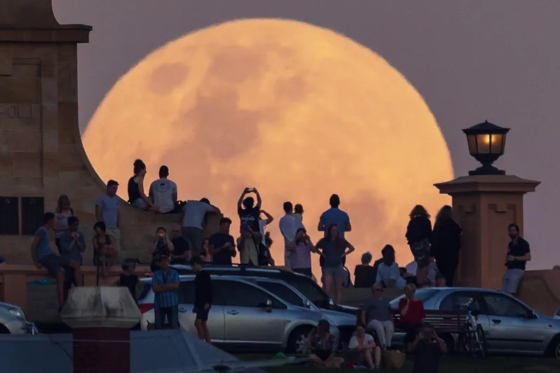 ما هي ظاهرة «#القمر_العملاق» ؟.. نوره يزداد 15%