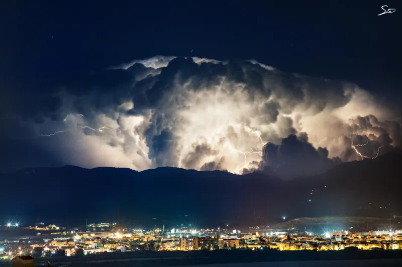 فيديو|عاصفة رعدية تضئ سماء منطقة كيمبرلي الأسترالية ليلاً