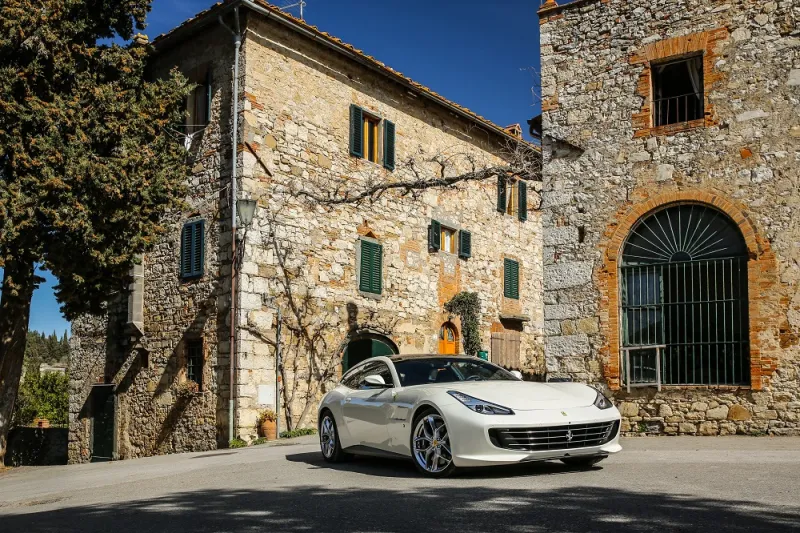 فيراري "جي تي سي 4 لوسو تي".. فن الانطلاق بالتوربو المزدوج