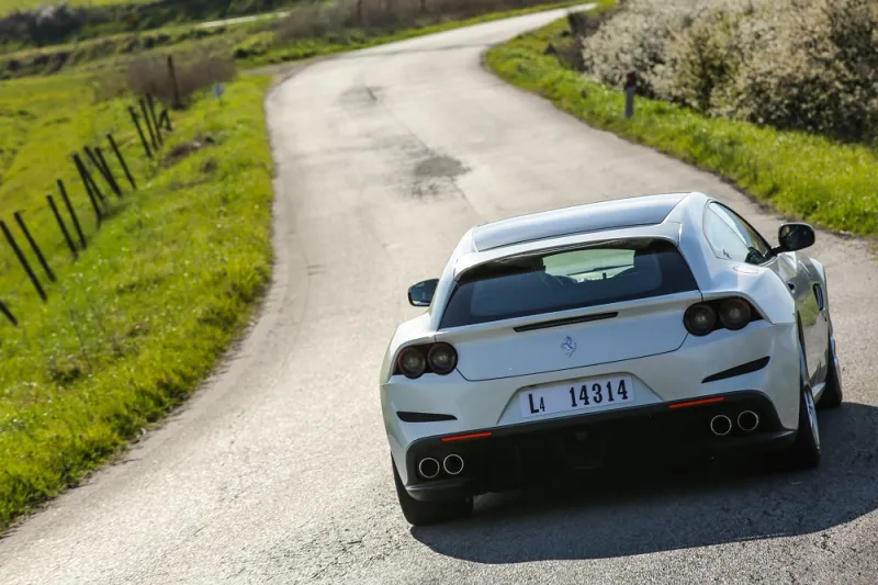 فيراري "جي تي سي 4 لوسو تي".. فن الانطلاق بالتوربو المزدوج