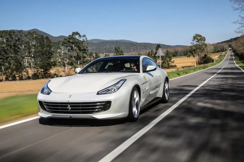 فيراري "جي تي سي 4 لوسو تي".. فن الانطلاق بالتوربو المزدوج