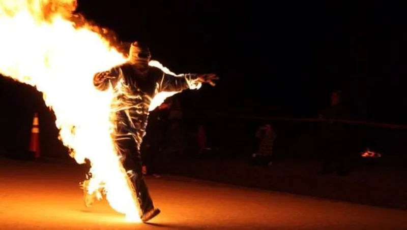 شاهد| هندي متطرف يقتل مسلم ويحرق جسده 