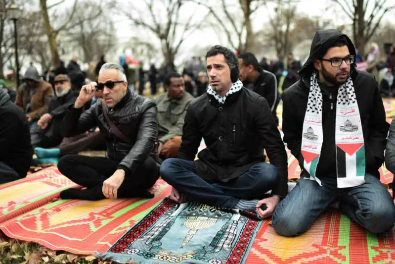 شاهد| مسلمو أمريكا يؤدون صلاة الجمعة أمام البيت الأبيض تضامناً مع القدس