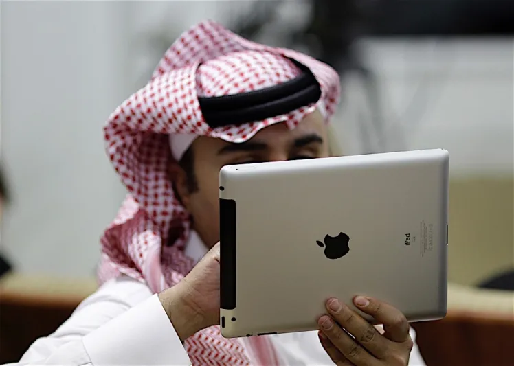 كيف يتعامل الرجل العربي مع التكنولوجيا الحديثة؟