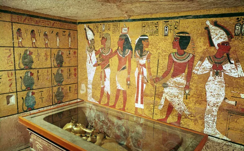 شاهد| اكتشاف مقبرتين أثريتين في مصر