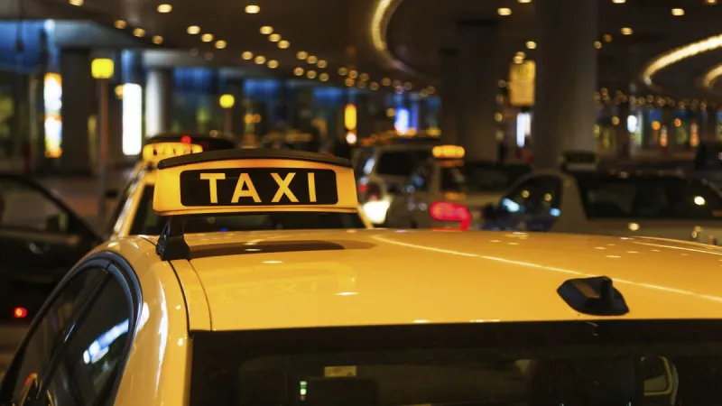 شاهد| سائق «أوبر» يلقي بعميل من السيارة أثناء سيرها