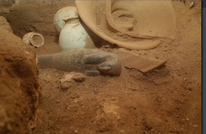 شاهد| اكتشاف مقبرتين أثريتين في مصر