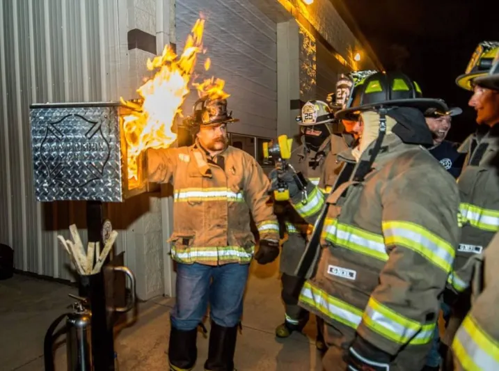 شاهد| أغرب تدريبات لرجال الإطفاء