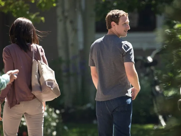  صور| يوم من حياة مارك زوكربيرج مؤسس فيس بوك