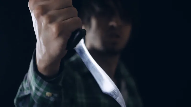 فيديو| مروع مواطن  في فناء مدرسة يحاول ذبح طفله