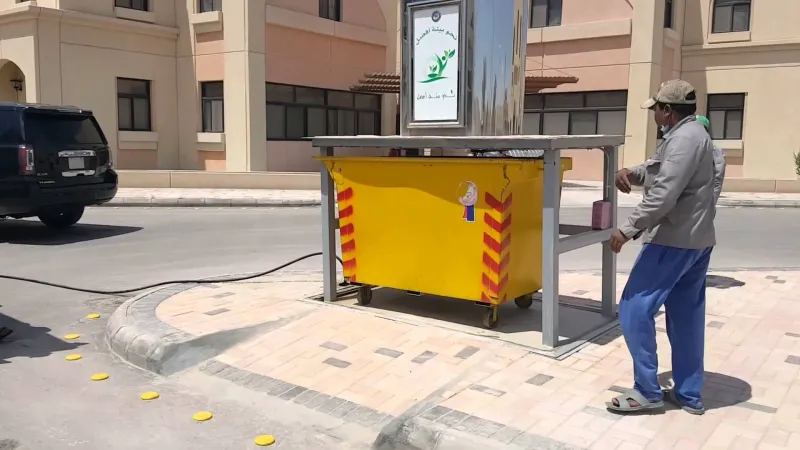 الفيديو: ساهر داخل صندوق قمامة