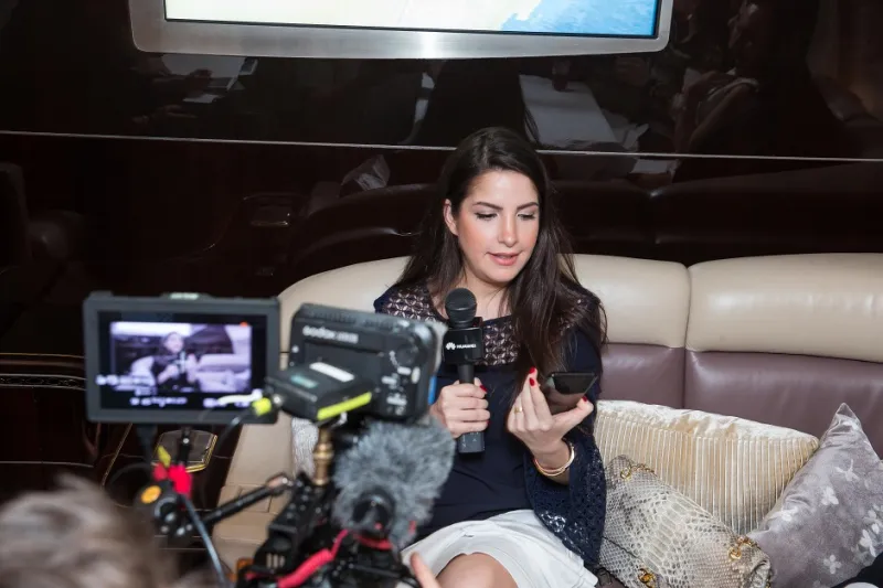 هواوي تكشف عن هاتفها الذكي الأكثر فخامة وقوة على متن طائرة فاخرة في دبي