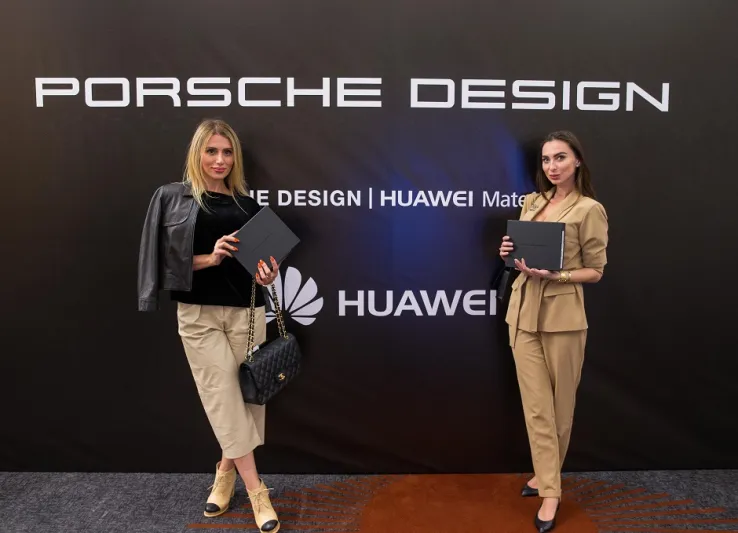 هواوي تكشف عن هاتفها الذكي الأكثر فخامة وقوة على متن طائرة فاخرة في دبي