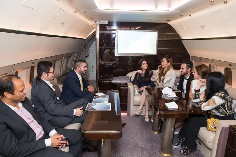 هواوي تكشف عن هاتفها الذكي الأكثر فخامة وقوة على متن طائرة فاخرة في دبي