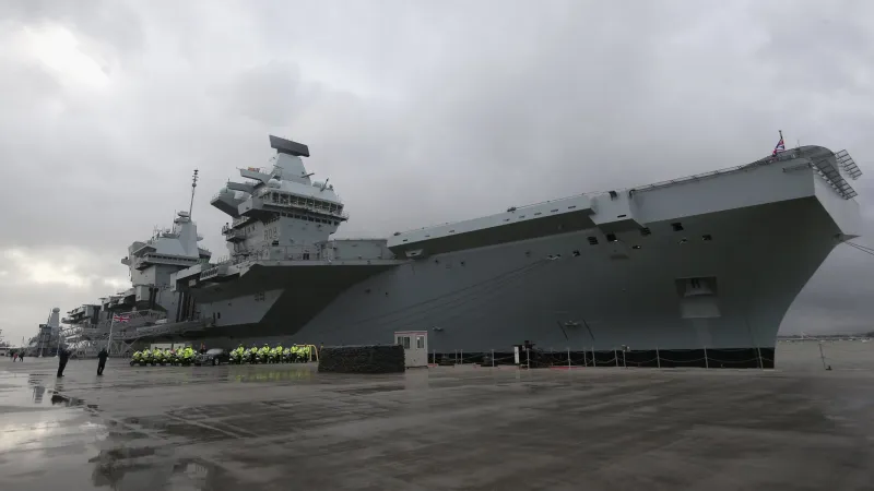 أكبر حاملة طائرات بريطانية تتعطل بعد أيام من إطلاقها (فيديو) 