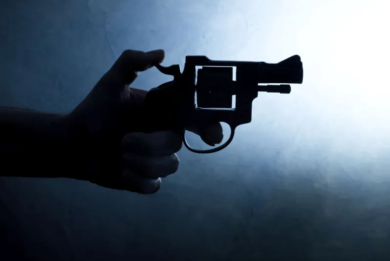 فيديو|يضحي بحياته من أجل إنقاذ أسرته