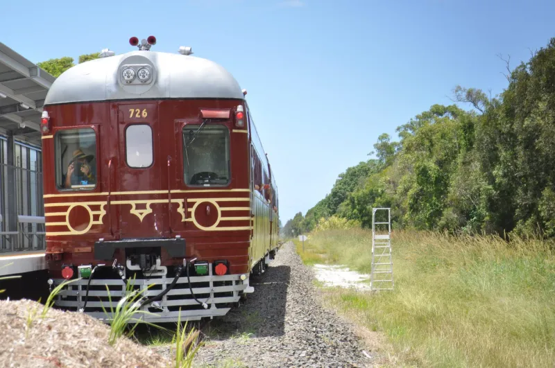 أول قطار في العالم يعمل بالطاقة الشمسية (صور)