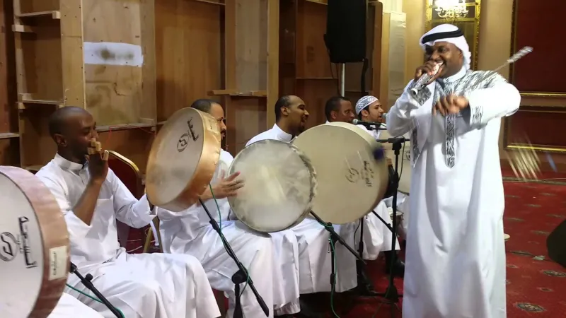 فيديو|فنان كويتي يتعرض لإنفجار على المسرح وهو يغني