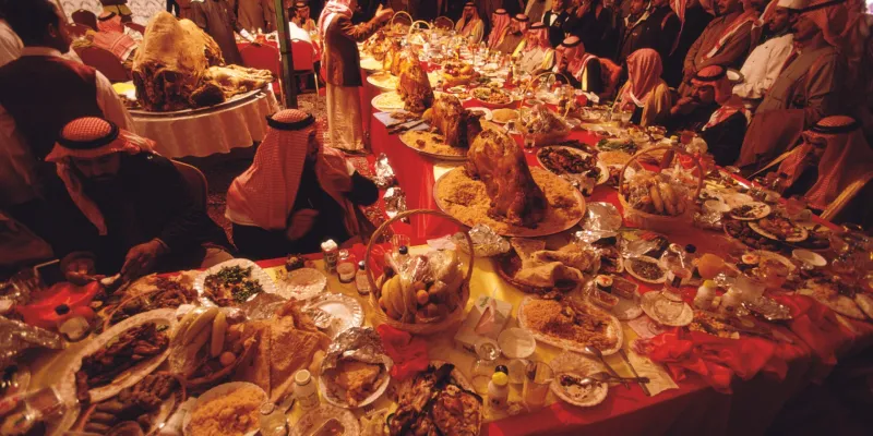 فيديو| النمر يسخر من البزخ في الطعام