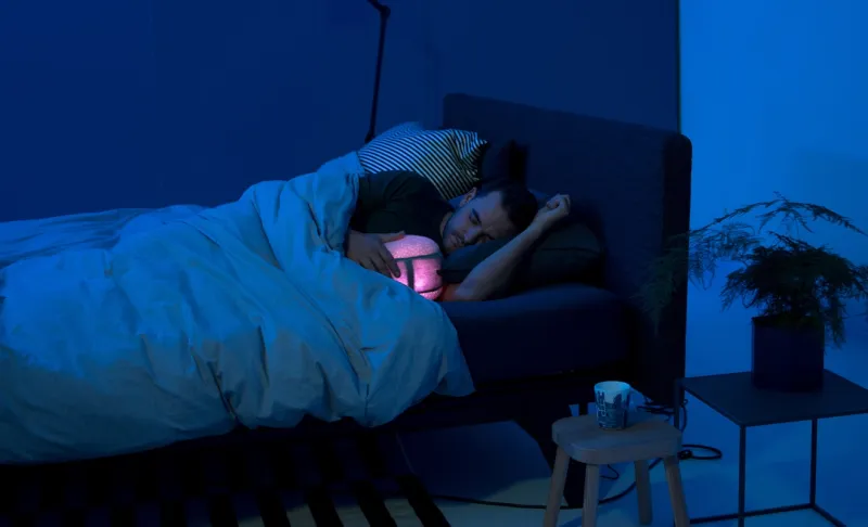 أول روبوت في العالم يساعد على النوم (فيديو) 