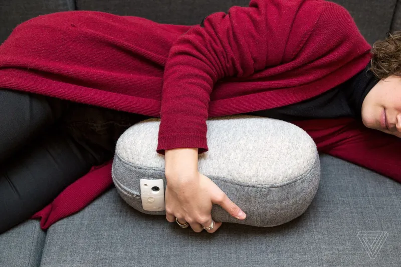 أول روبوت في العالم يساعد على النوم (فيديو) 