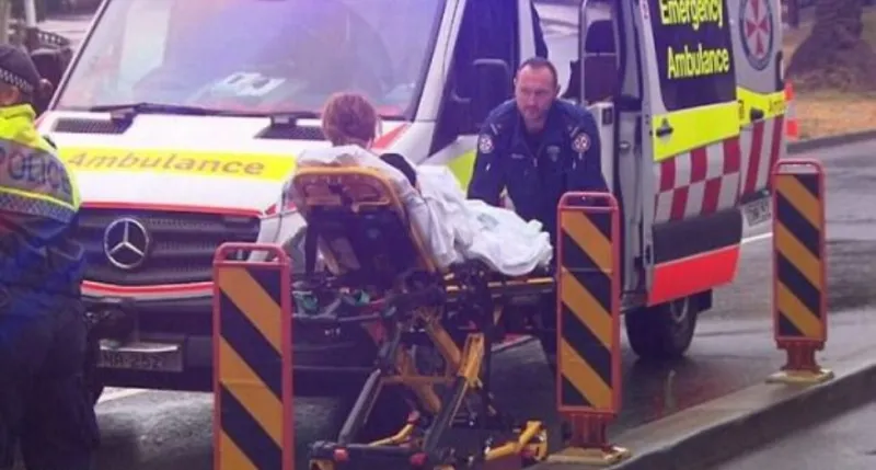 شاهد| رجل يساعد زوجته علي الولادة داخل السيارة !