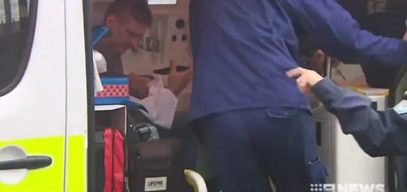 شاهد| رجل يساعد زوجته علي الولادة داخل السيارة !