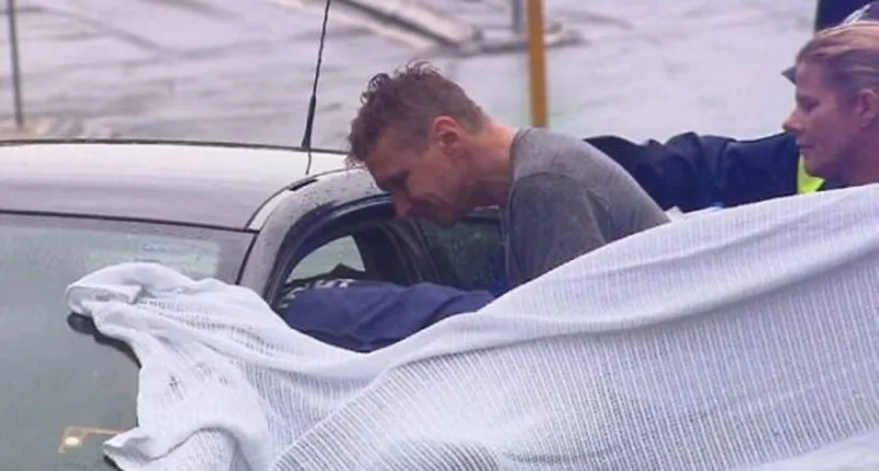 شاهد| رجل يساعد زوجته علي الولادة داخل السيارة !