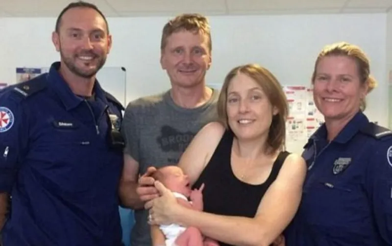 شاهد| رجل يساعد زوجته علي الولادة داخل السيارة !