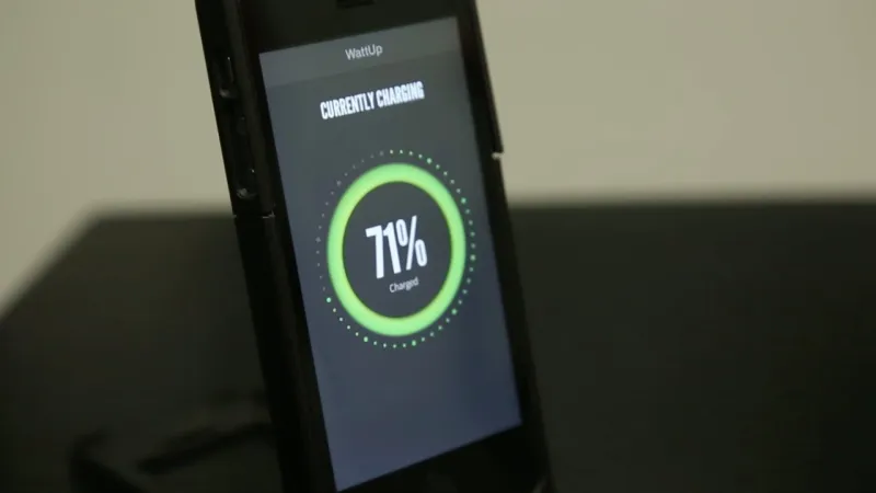 «Watt Up» أول شاحن لاسلكي عن بعد في العالم (فيديو)