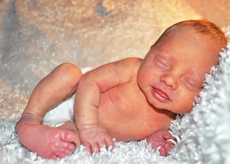 فيديو|عثور مواطن على رضيع ملقى على رصيف 