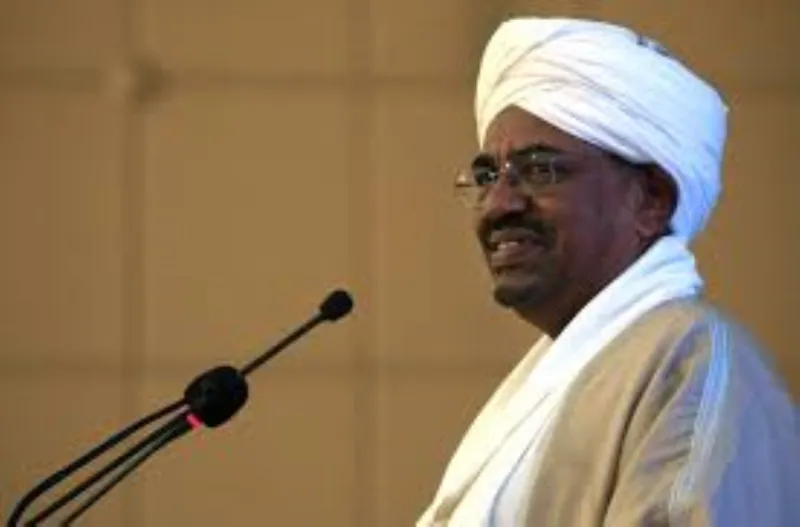 فيديو|الرئيس السوداني  يرمي علم بلاده على الأرض