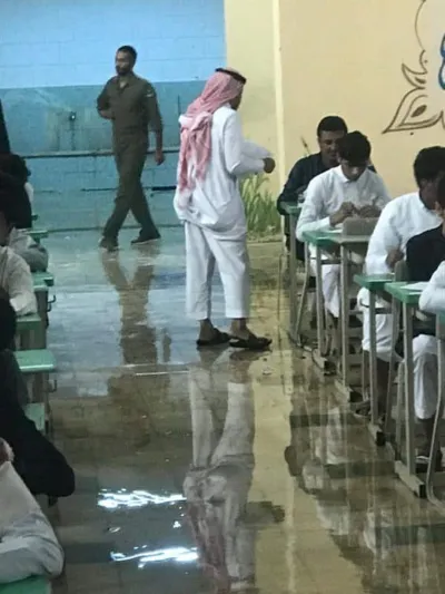 شاهد| بجازان يؤدون الامتحانات داخل قاعة غمرتها المياه