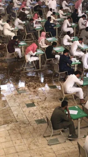 شاهد| بجازان يؤدون الامتحانات داخل قاعة غمرتها المياه