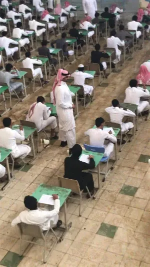 شاهد| بجازان يؤدون الامتحانات داخل قاعة غمرتها المياه