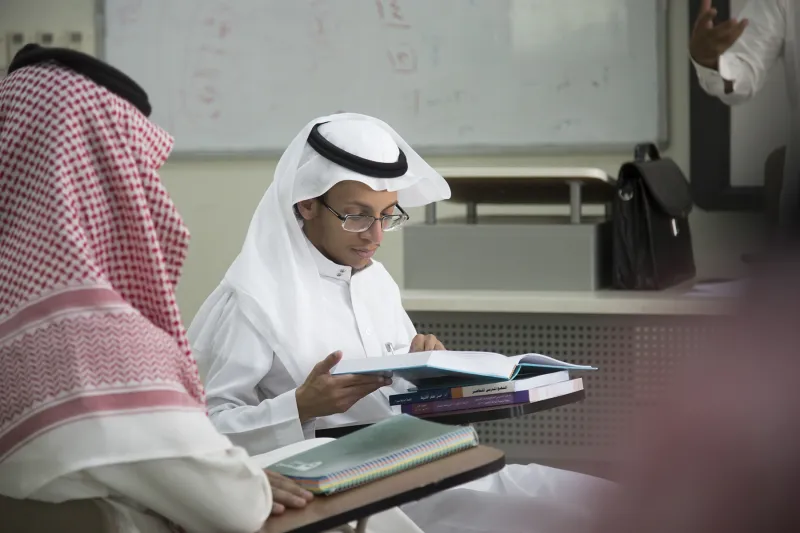 شاهد| بجازان يؤدون الامتحانات داخل قاعة غمرتها المياه