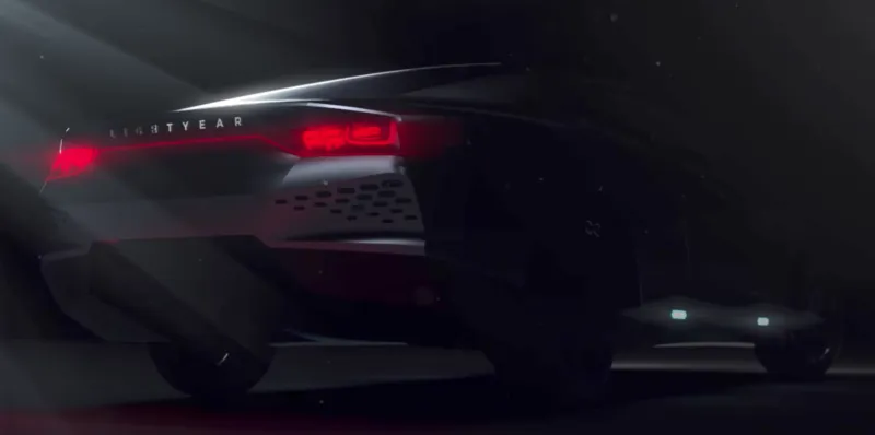 سيارة تعتمد على الطاقة الشمسية بالكامل في 2019 (فيديو)