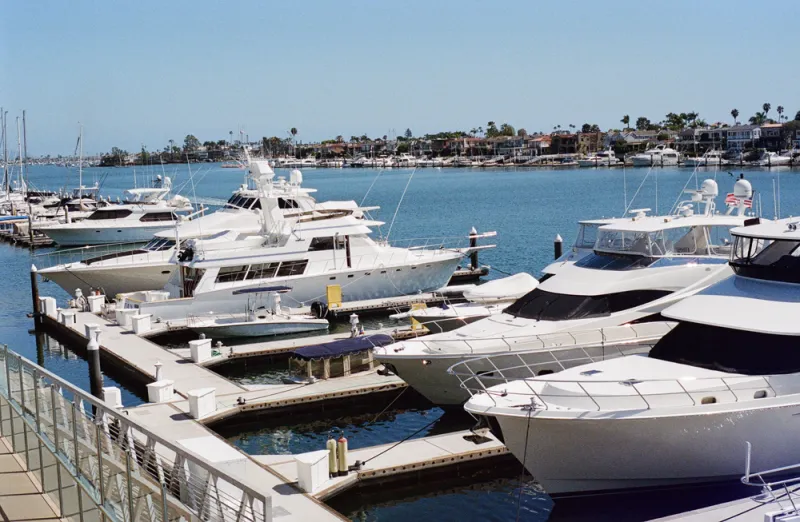 بالخطوات.. تعلم القيادة حتى تحصل على رخصة قيادة اليخوت (فيديو وصور)