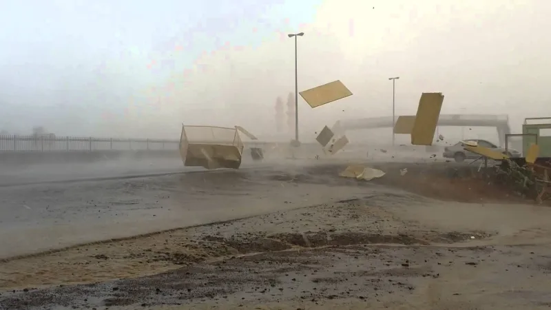 فيديو|الرياح تُطيّر المارّة وتقتلع أسقف المباني في هولندا