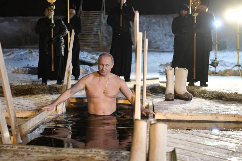 لماذا غطس الرئيس الروسي فلاديمير بوتين في بحيرة متجمدة ؟ (فيديو)