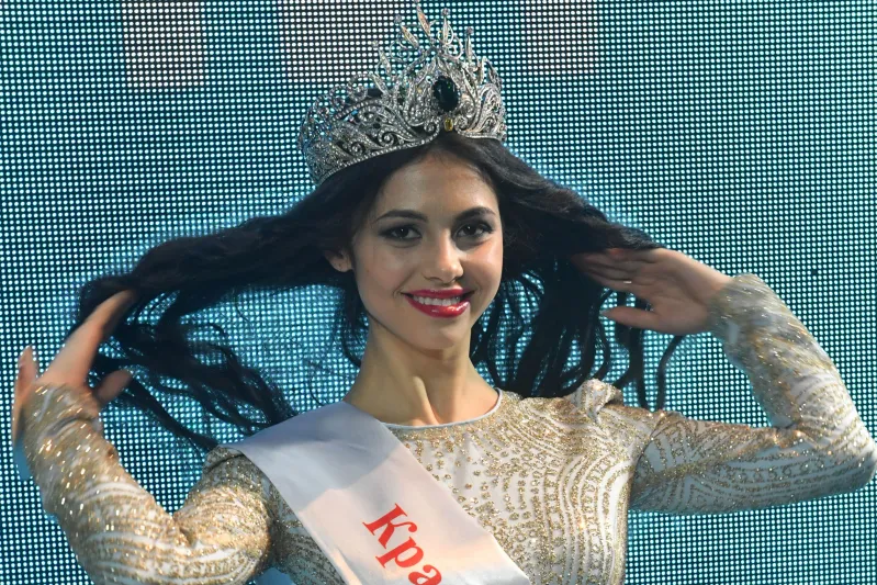 فيديو| إحتراق ملكة جمال السلفادور على المسرح