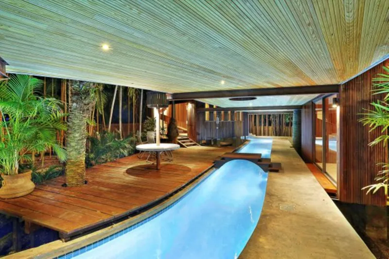 الأحلام تتحول إلى حقيقة.. نهر داخل منزل بولاية فلوريدا الأمريكية (صور)