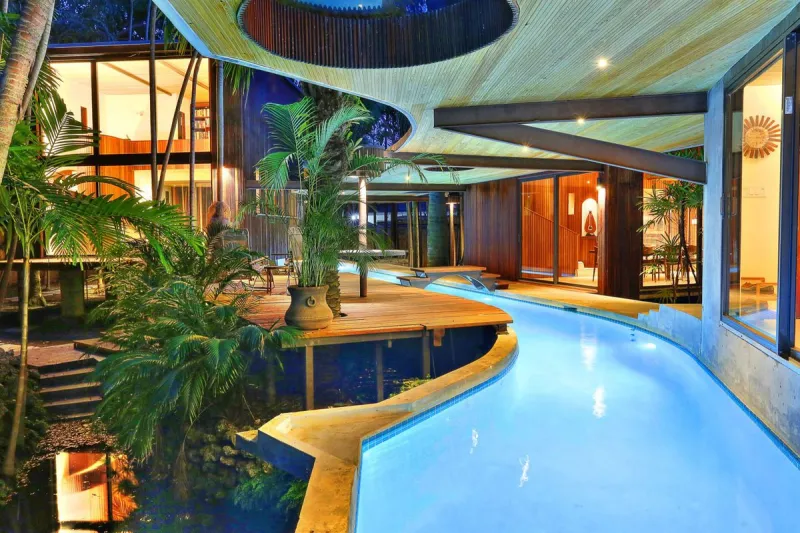 الأحلام تتحول إلى حقيقة.. نهر داخل منزل بولاية فلوريدا الأمريكية (صور)