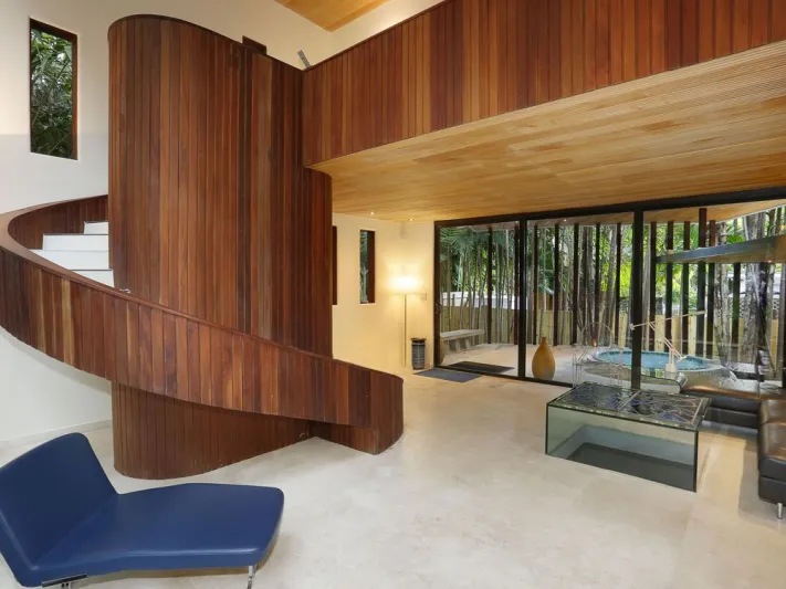 الأحلام تتحول إلى حقيقة.. نهر داخل منزل بولاية فلوريدا الأمريكية (صور)