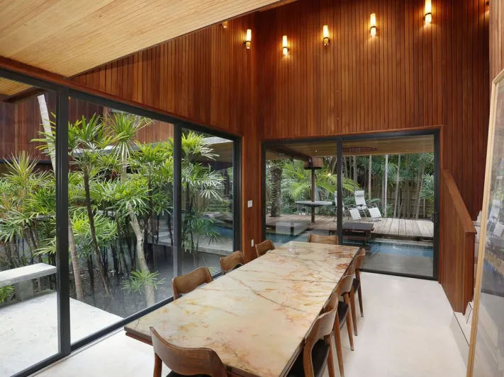 الأحلام تتحول إلى حقيقة.. نهر داخل منزل بولاية فلوريدا الأمريكية (صور)