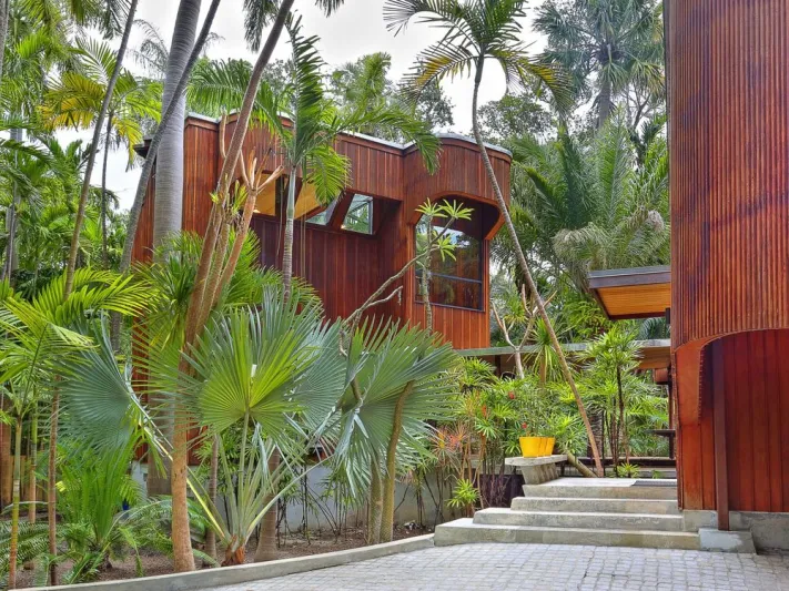 الأحلام تتحول إلى حقيقة.. نهر داخل منزل بولاية فلوريدا الأمريكية (صور)