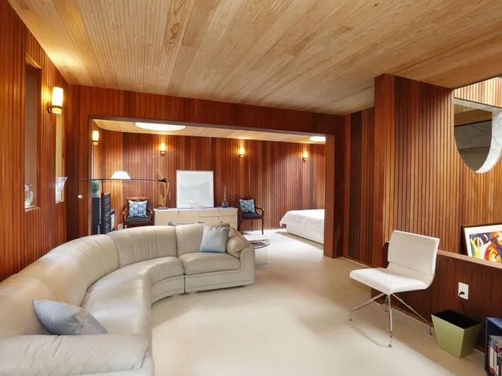 الأحلام تتحول إلى حقيقة.. نهر داخل منزل بولاية فلوريدا الأمريكية (صور)