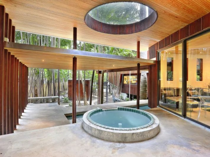 الأحلام تتحول إلى حقيقة.. نهر داخل منزل بولاية فلوريدا الأمريكية (صور)